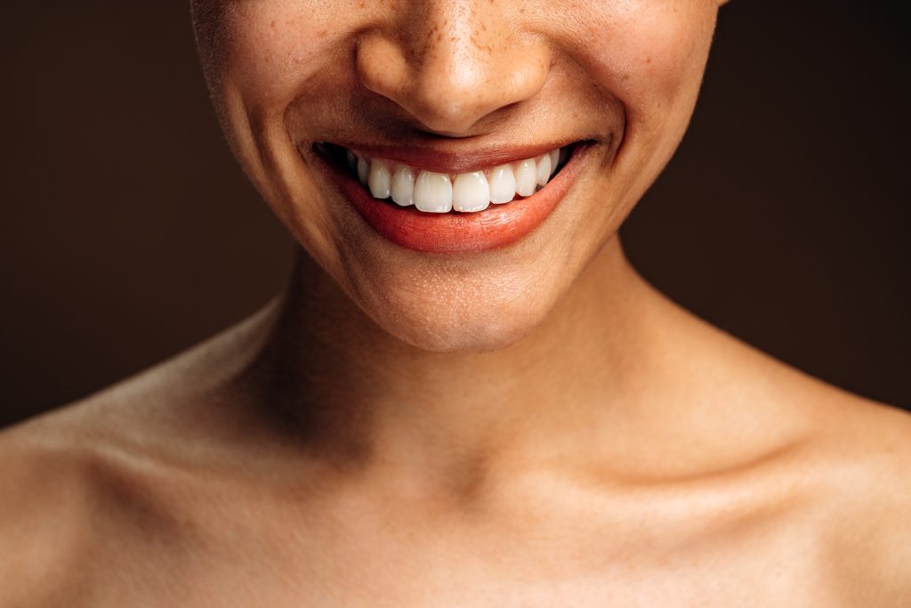 mujer con dentadura perfecta
